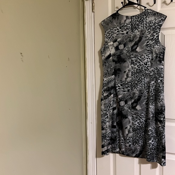 AGB sleeveless dress for women with pockets on the front. Size 14 - Picture 7 of 7